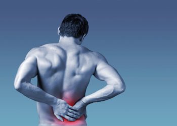 Uomo di spalle con dolore lombare evidenziato